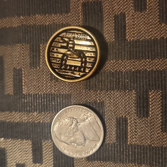 Dior button - Picture 2 of 2